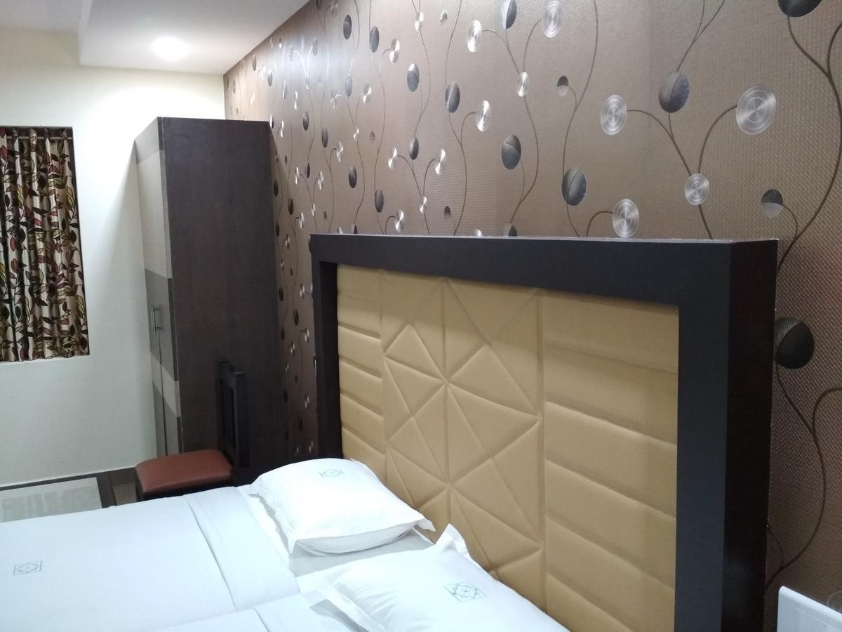 Hotel Rukmini Alwaye Exteriör bild